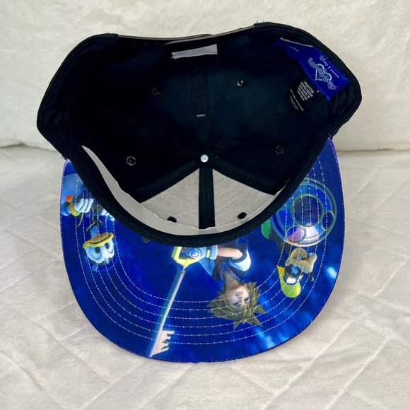 DISNEY KINGDOM HEARTS BLACK SNAPBACK CAP WITH AN EMBROIDERED LOGO NWT - Picture 3 of 7